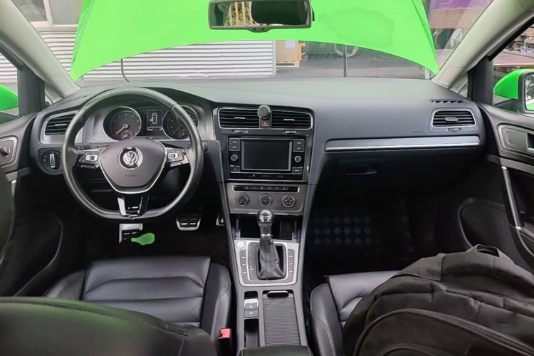 Used Volkswagen Golf 2016 230TSI Automatic Luxury Version Center Console