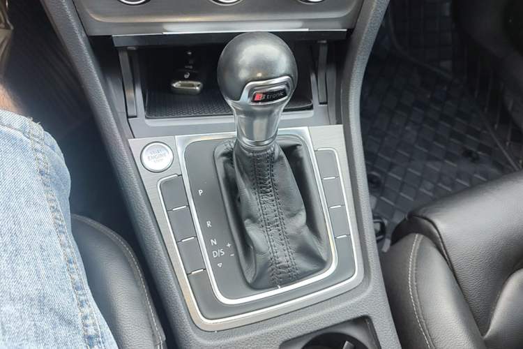 Used Volkswagen Golf 2016 230TSI Automatic Luxury Version Gear Lever