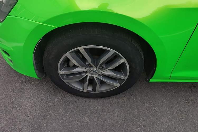 Used Volkswagen Golf 2016 230TSI Automatic Luxury Version Left Front Wheel Hub