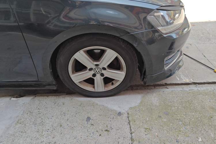 Used Volkswagen Golf 2016 230TSI Automatic Comfort Version Right Front Wheel Hub