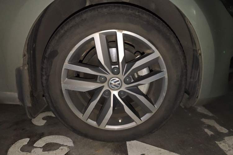 Used Volkswagen Golf 2016 230TSI Automatic Luxury Version Right Front Wheel Hub