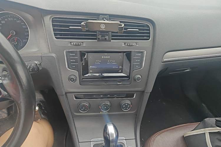 Used Volkswagen Golf 2016 230TSI Automatic Comfort Version Audio And AC Panel