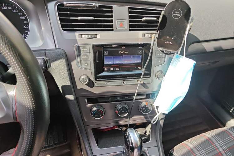 Used Volkswagen Golf 2016 1.6L Automatic Fashion Model Audio And AC Panel