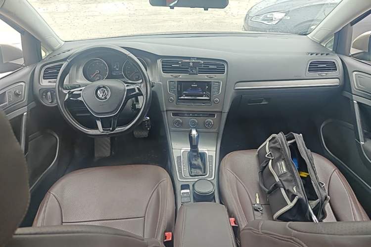 Used Volkswagen Golf 2016 230TSI Automatic Comfort Version Center Console