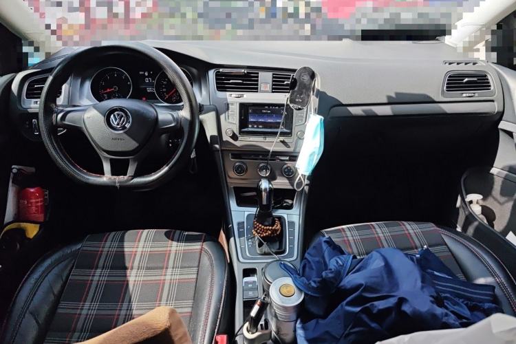Used Volkswagen Golf 2016 1.6L Automatic Fashion Model Center Console