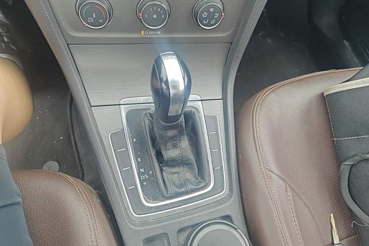 Used Volkswagen Golf 2016 230TSI Automatic Comfort Version Gear Lever