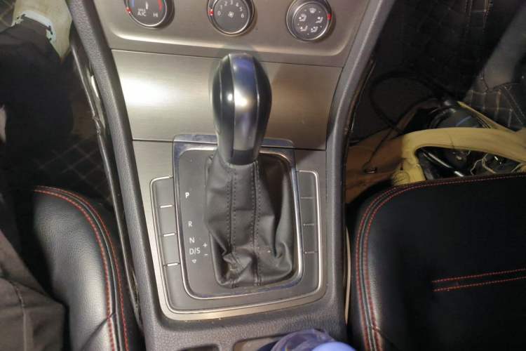 Used Volkswagen Golf 2016 1.6L Automatic Comfort Model Gear Lever
