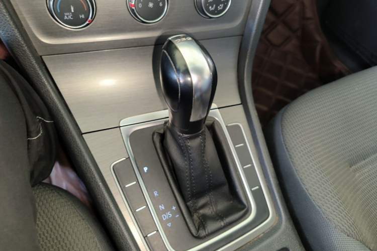 Used Volkswagen Golf 2016 230TSI Automatic Comfort Version Gear Lever