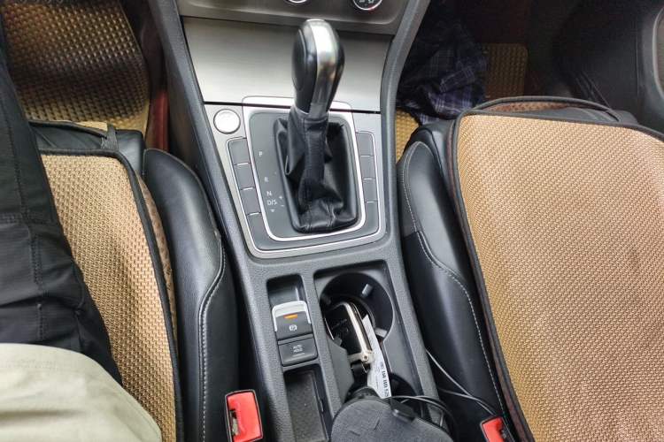 Used Volkswagen Golf 2016 230TSI Automatic Luxury Version Gear Lever