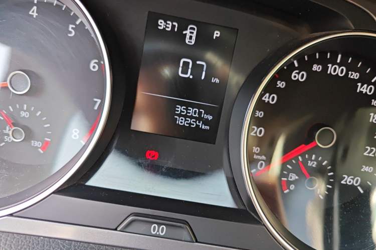 Used Volkswagen Golf 2016 1.6L Automatic Fashion Model Odometer Close Up
