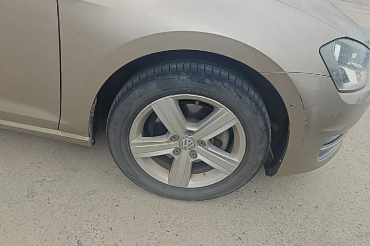 Used Volkswagen Golf 2016 230TSI Automatic Comfort Version Right Front Wheel Hub