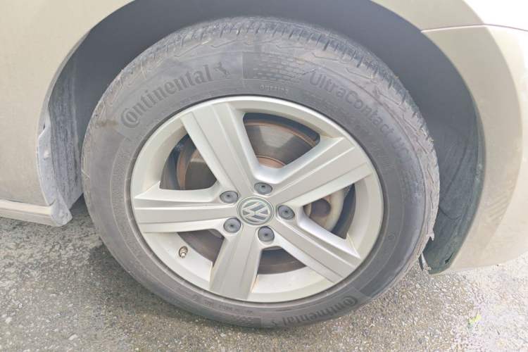 Used Volkswagen Golf 2016 1.4TSI Manual R-Line Right Front Wheel Hub