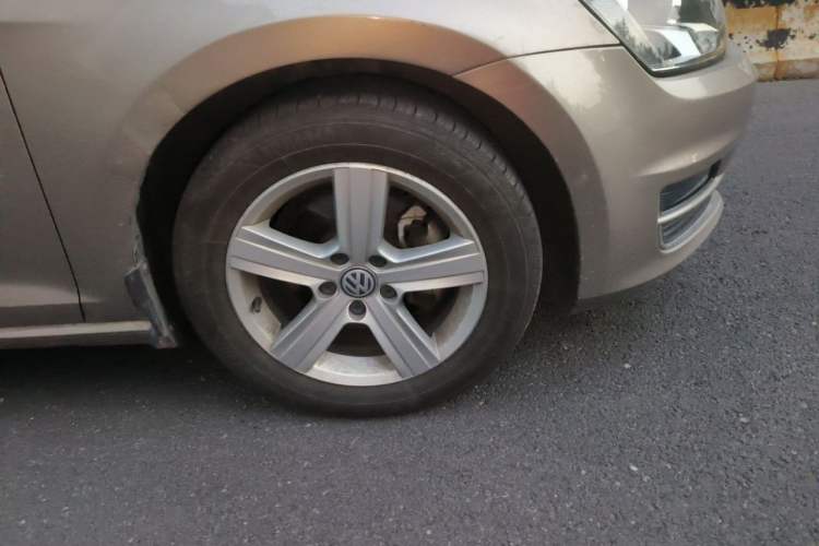 Used Volkswagen Golf 2016 1.6L Automatic Comfort Model Right Front Wheel Hub