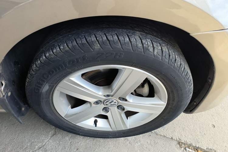 Used Volkswagen Golf 2016 230TSI Automatic Comfort Version Right Front Wheel Hub