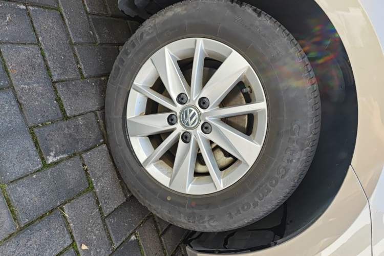 Used Volkswagen Golf 2016 1.6L Automatic Fashion Model Right Front Wheel Hub