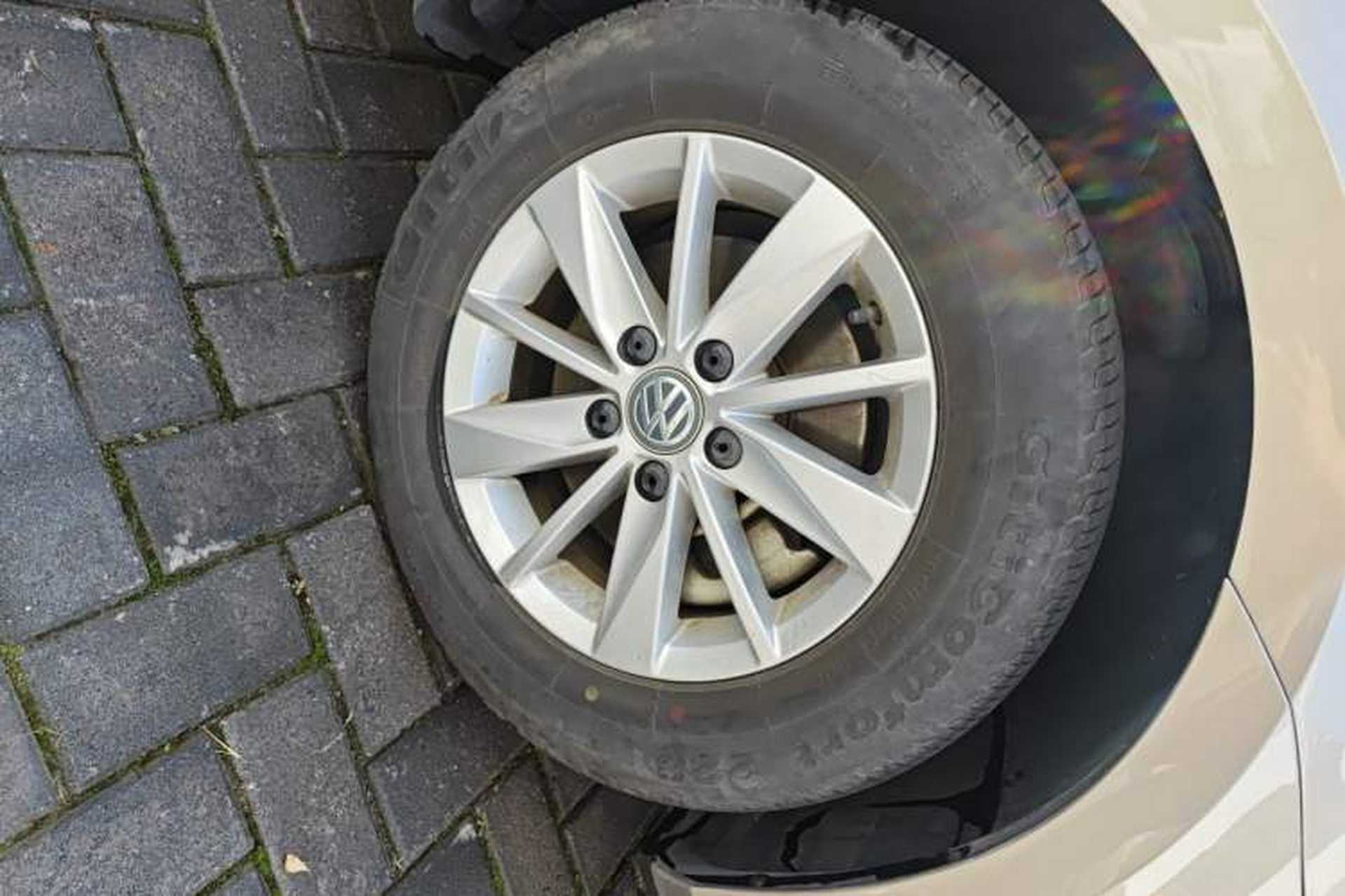 Used Volkswagen Golf 2016 1.6L Automatic Fashion Model Right Front Wheel Hub