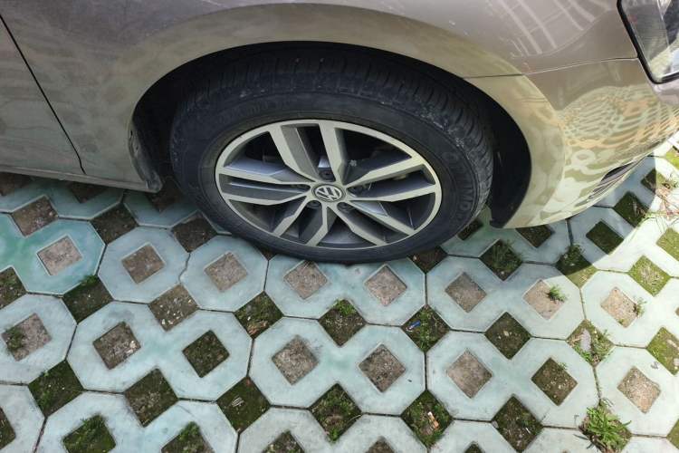 Used Volkswagen Golf 2016 230TSI Automatic Luxury Version Right Front Wheel Hub
