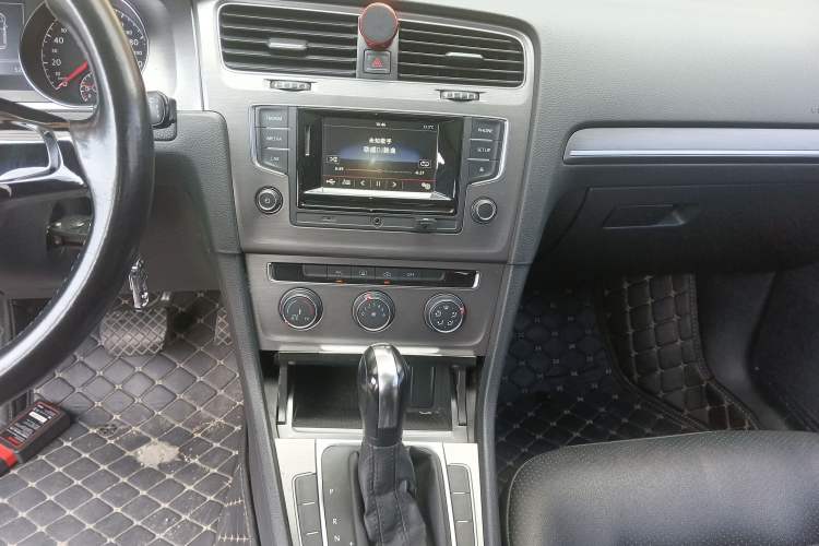 Used Volkswagen Golf 2016 230TSI Automatic Comfort Version Audio And AC Panel