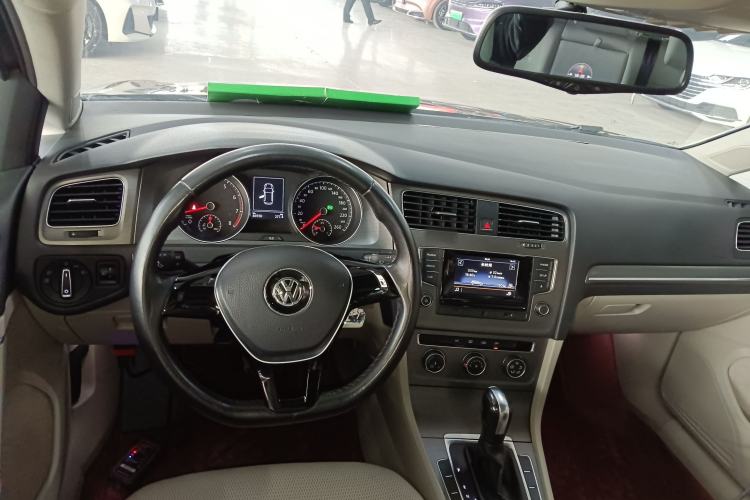 Used Volkswagen Golf 2016 1.6L Automatic Comfort Model Center Console