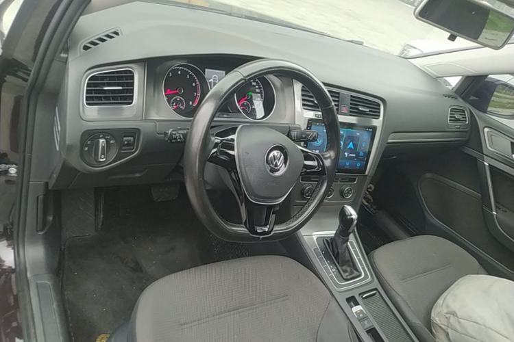 Used Volkswagen Golf 2016 230TSI Automatic Comfort Version Center Console