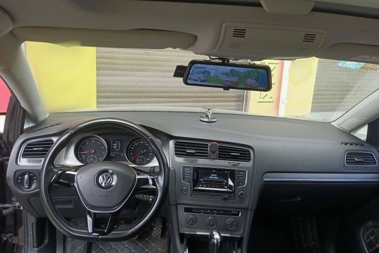 Used Volkswagen Golf 2016 230TSI Automatic Comfort Version Center Console