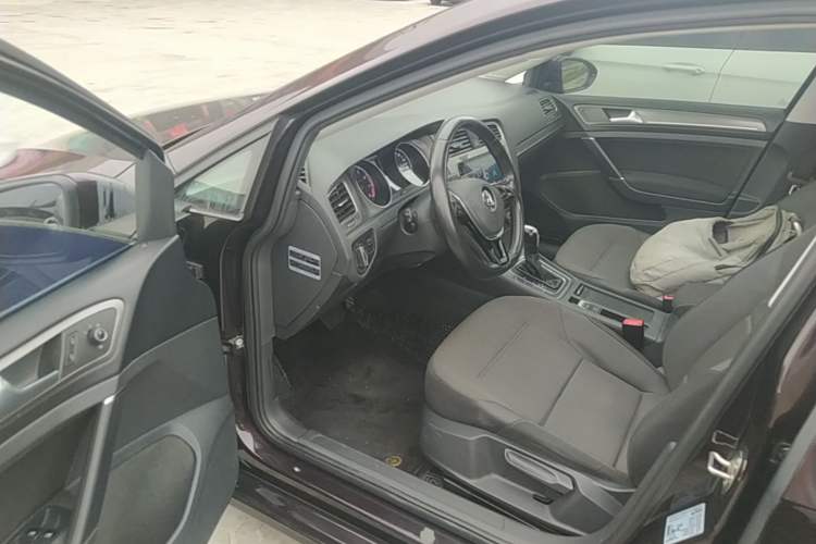 Used Volkswagen Golf 2016 230TSI Automatic Comfort Version Driver Seat
