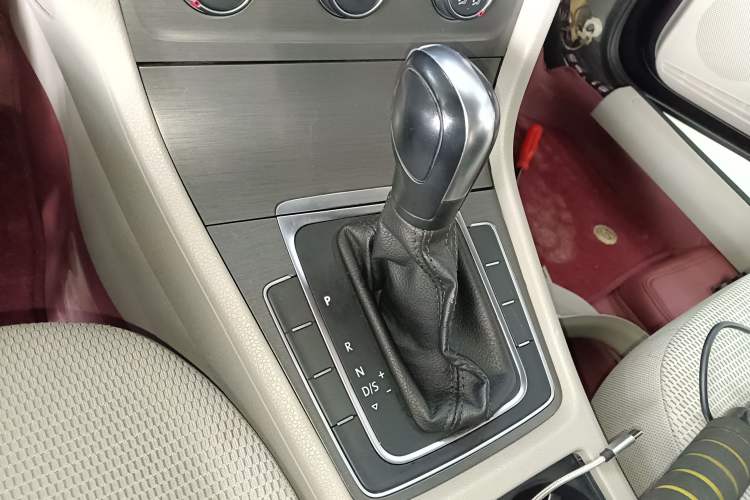 Used Volkswagen Golf 2016 1.6L Automatic Comfort Model Gear Lever