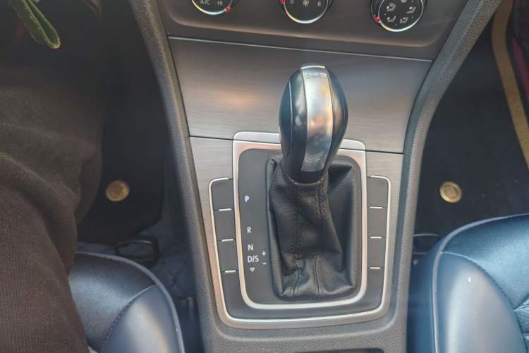 Used Volkswagen Golf 2016 230TSI Automatic Comfort Version Gear Lever
