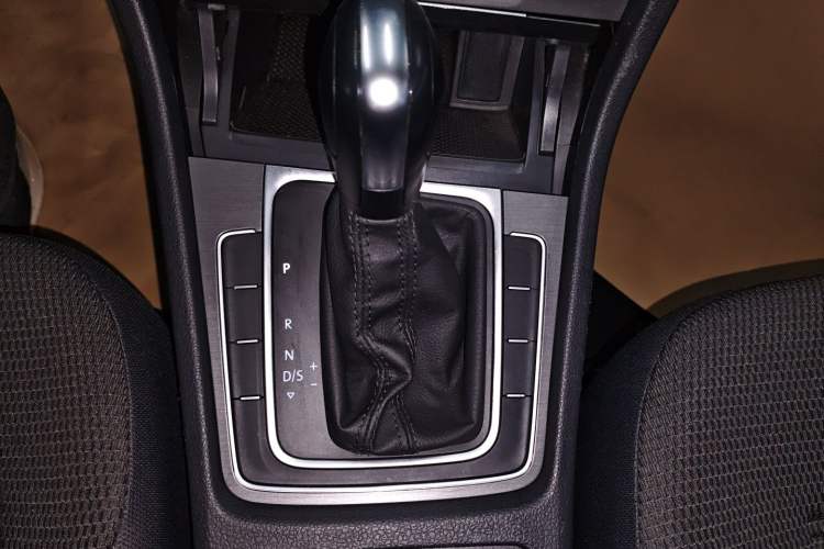 Used Volkswagen Golf 2016 1.6L Automatic Comfort Model Gear Lever