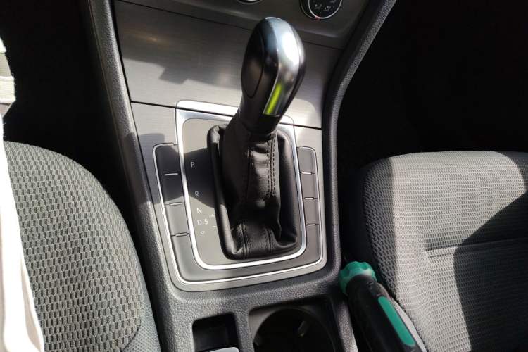 Used Volkswagen Golf 2016 1.6L Automatic Comfort Model Gear Lever