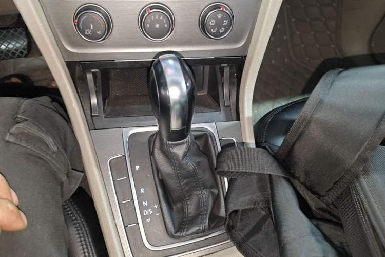 Used Volkswagen Golf 2016 1.6L Automatic Comfort Model Gear Lever