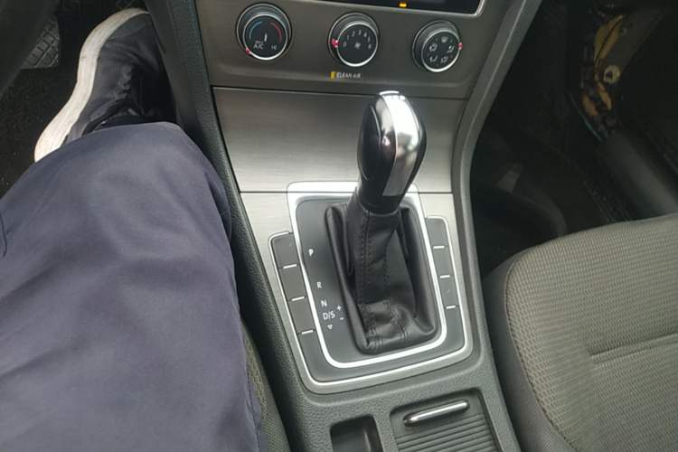 Used Volkswagen Golf 2016 230TSI Automatic Comfort Version Gear Lever