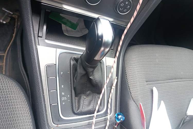 Used Volkswagen Golf 2016 230TSI Automatic Comfort Version Gear Lever