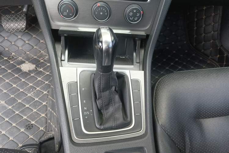 Used Volkswagen Golf 2016 230TSI Automatic Comfort Version Gear Lever