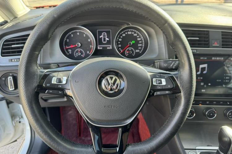 Used Volkswagen Golf 2016 230TSI Automatic Luxury Version Interior 3