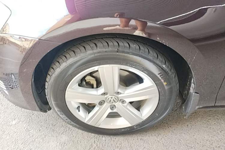 Used Volkswagen Golf 2016 1.6L Automatic Comfort Model Left Front Wheel Hub