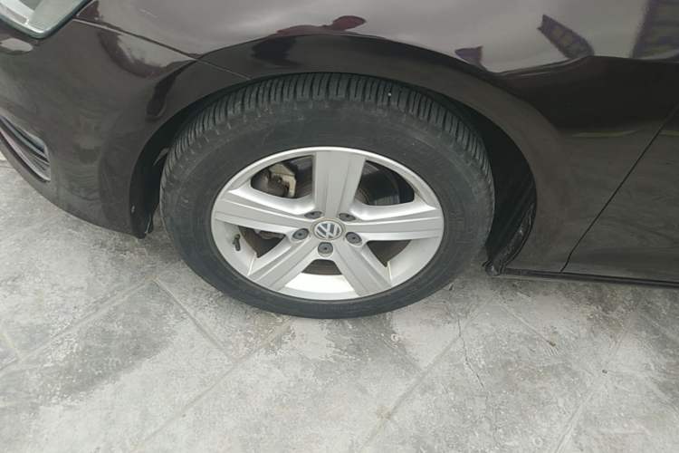 Used Volkswagen Golf 2016 230TSI Automatic Comfort Version Left Front Wheel Hub