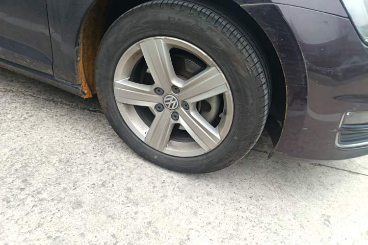 Used Volkswagen Golf 2016 230TSI Automatic Comfort Version Right Front Wheel Hub