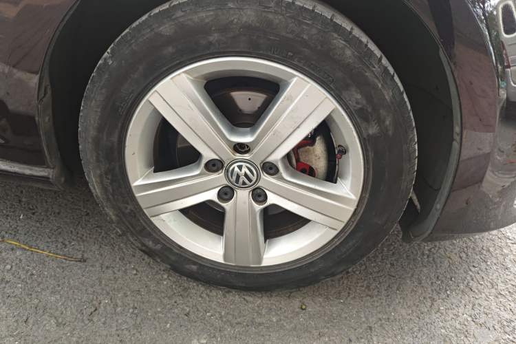 Used Volkswagen Golf 2016 230TSI Automatic Comfort Version Right Front Wheel Hub