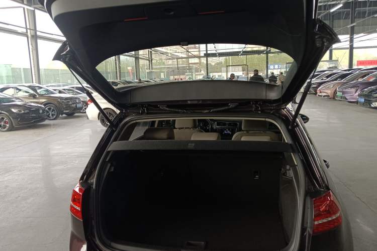 Used Volkswagen Golf 2016 1.6L Automatic Comfort Model Trunk