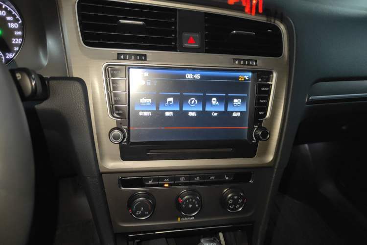 Used Volkswagen Golf 2016 230TSI Automatic Luxury Version Audio And AC Panel