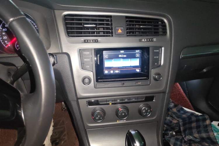 Used Volkswagen Golf 2016 230TSI Automatic Comfort Version Audio And AC Panel