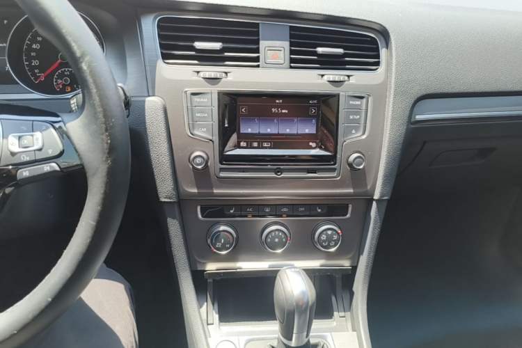 Used Volkswagen Golf 2016 230TSI Automatic Luxury Version Audio And AC Panel