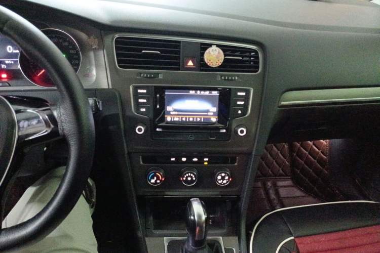 Used Volkswagen Golf 2016 230TSI Automatic Comfort Version Audio And AC Panel