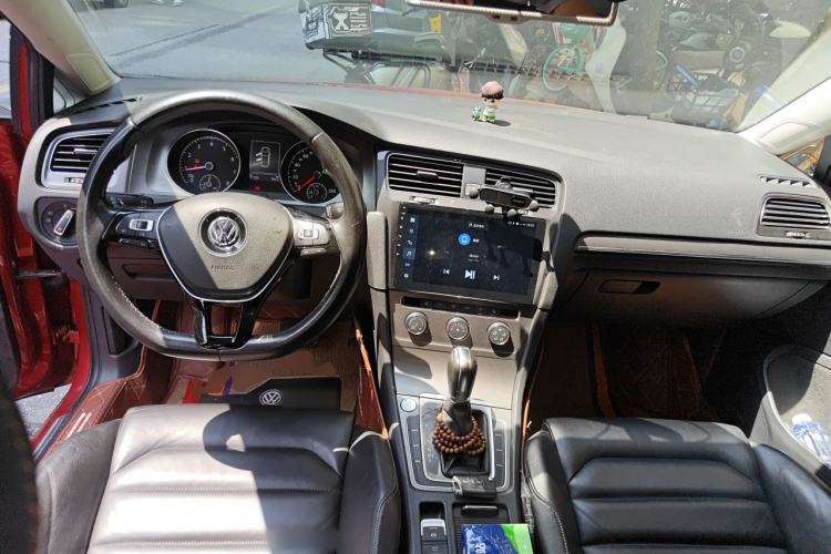 Used Volkswagen Golf 2016 230TSI Automatic Luxury Version Center Console