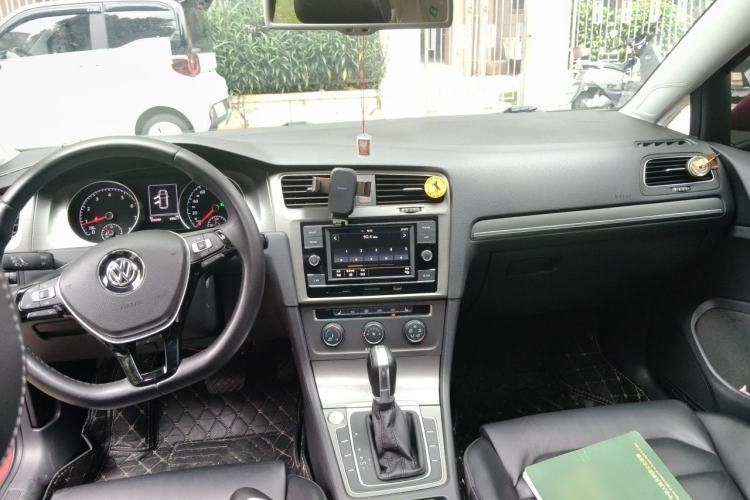 Used Volkswagen Golf 2016 230TSI Automatic Luxury Version Center Console