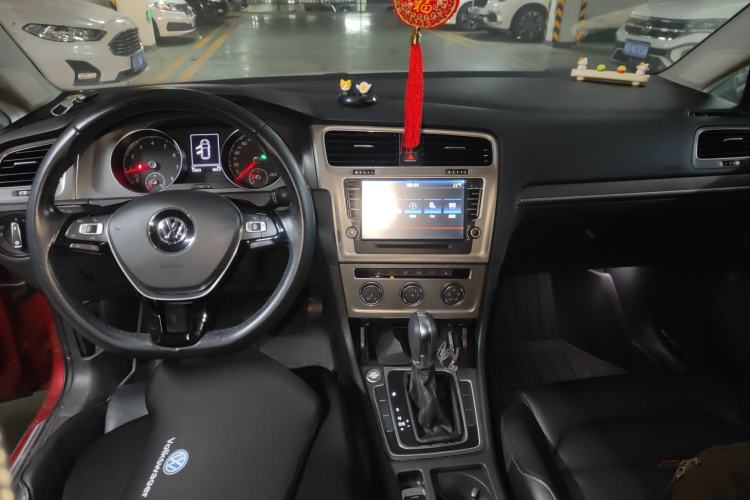 Used Volkswagen Golf 2016 230TSI Automatic Luxury Version Center Console