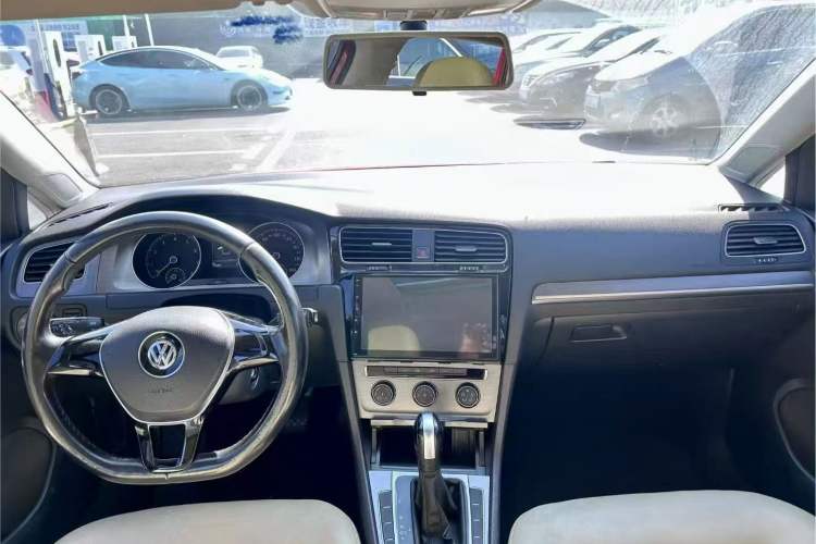 Used Volkswagen Golf 2016 1.6L Automatic Comfort Model Center Console