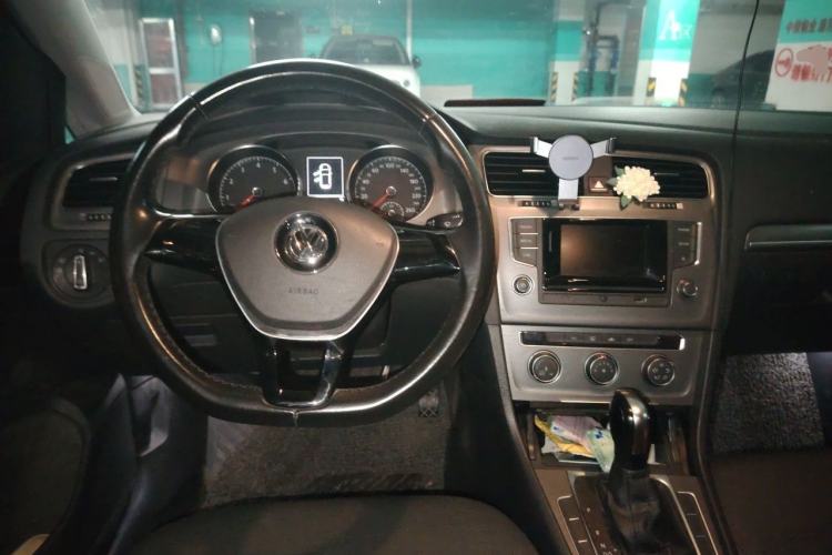 Used Volkswagen Golf 2016 1.6L Automatic Comfort Model Center Console