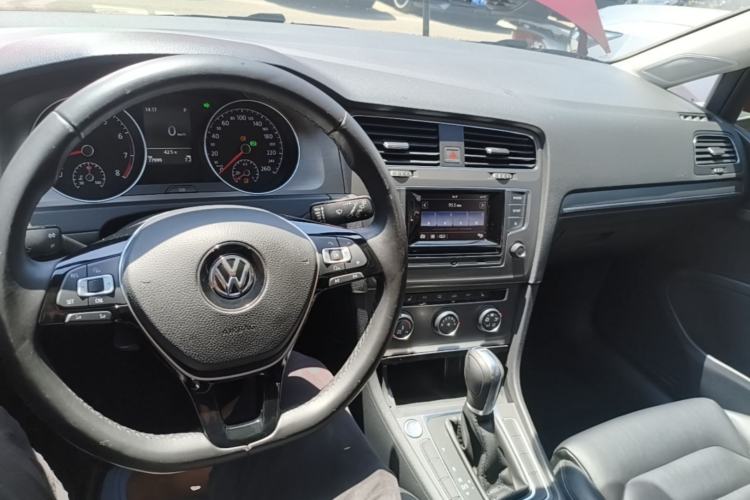 Used Volkswagen Golf 2016 230TSI Automatic Luxury Version Center Console